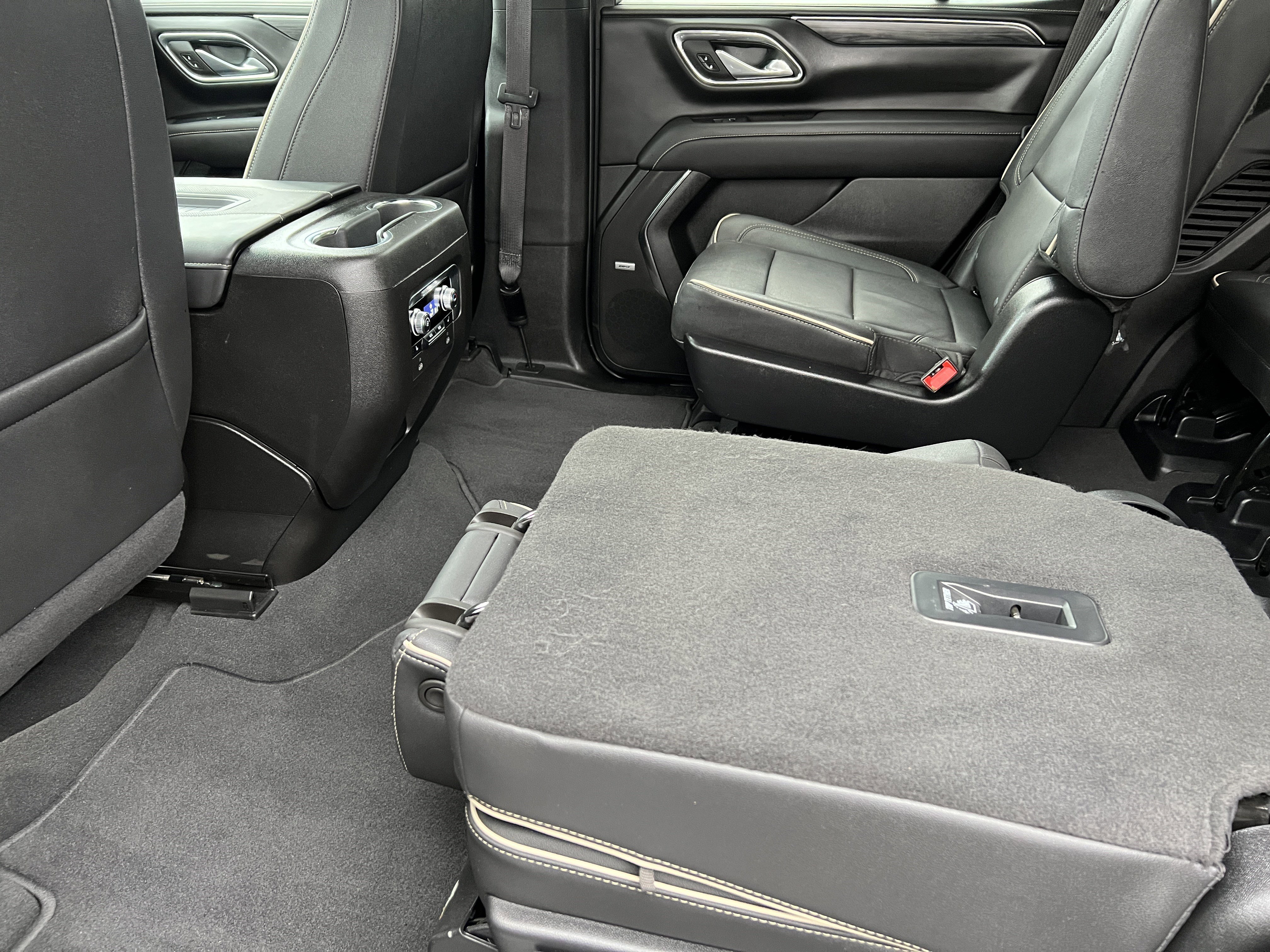 Used 2024 GMC Yukon SLT w/ SLT Luxury Package image 18