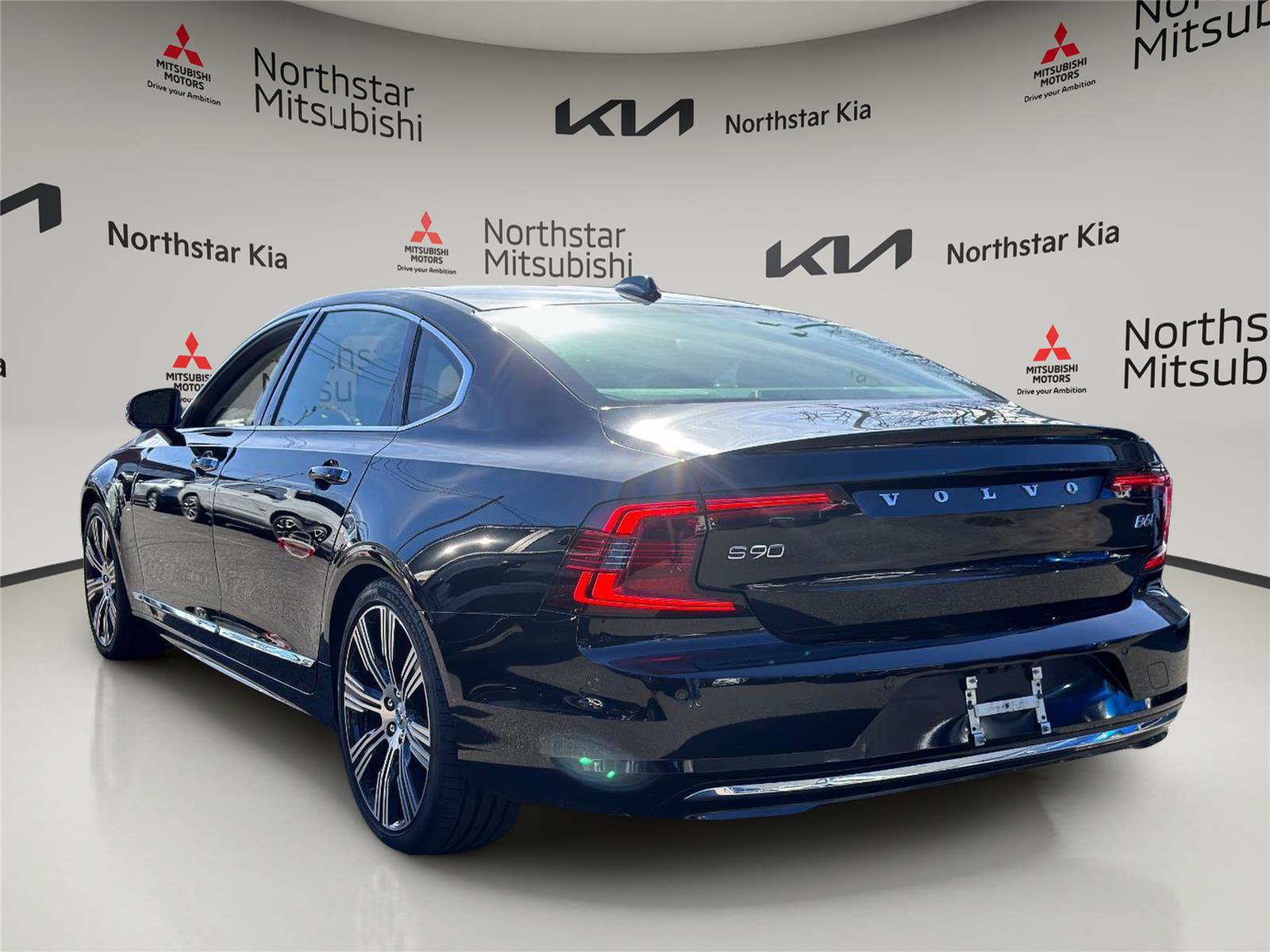 Used 2022 Volvo S90 B6 Inscription w/ Advanced Package image 2