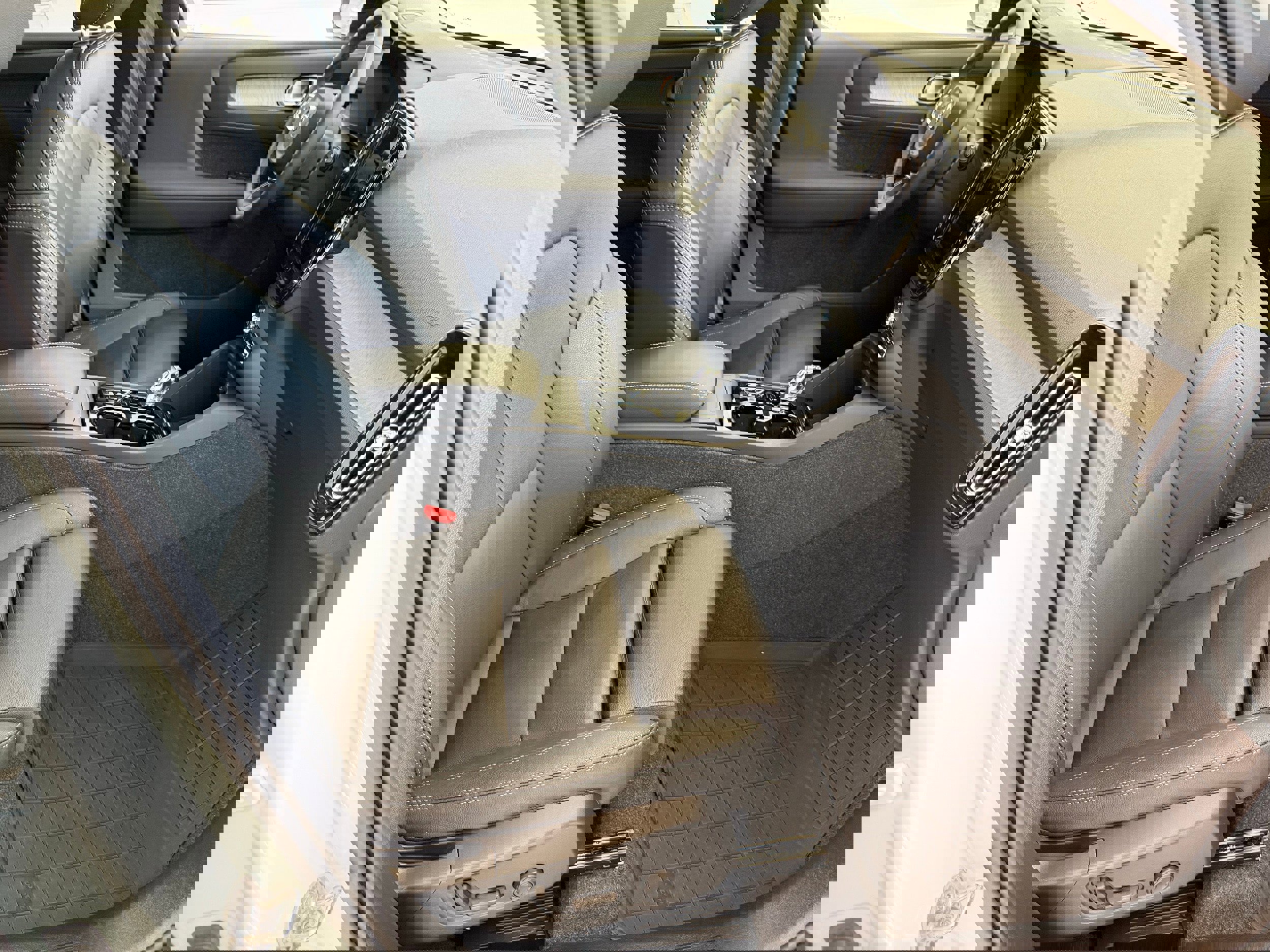 Certified 2025 Volvo XC40 B5 Plus image 22