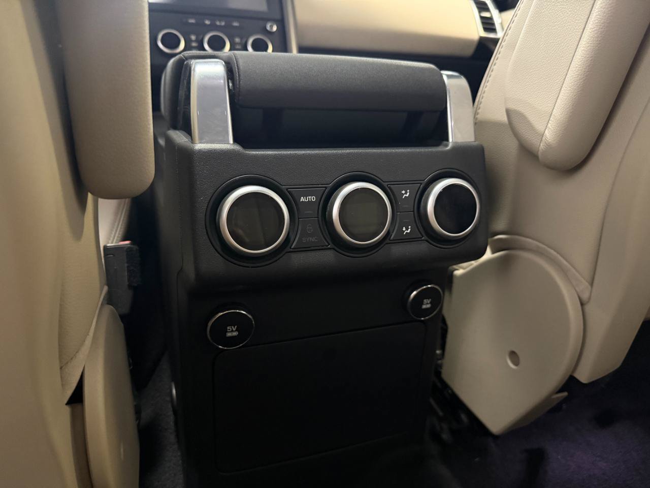 Used 2020 Land Rover Discovery Landmark AWD/4WD image 19