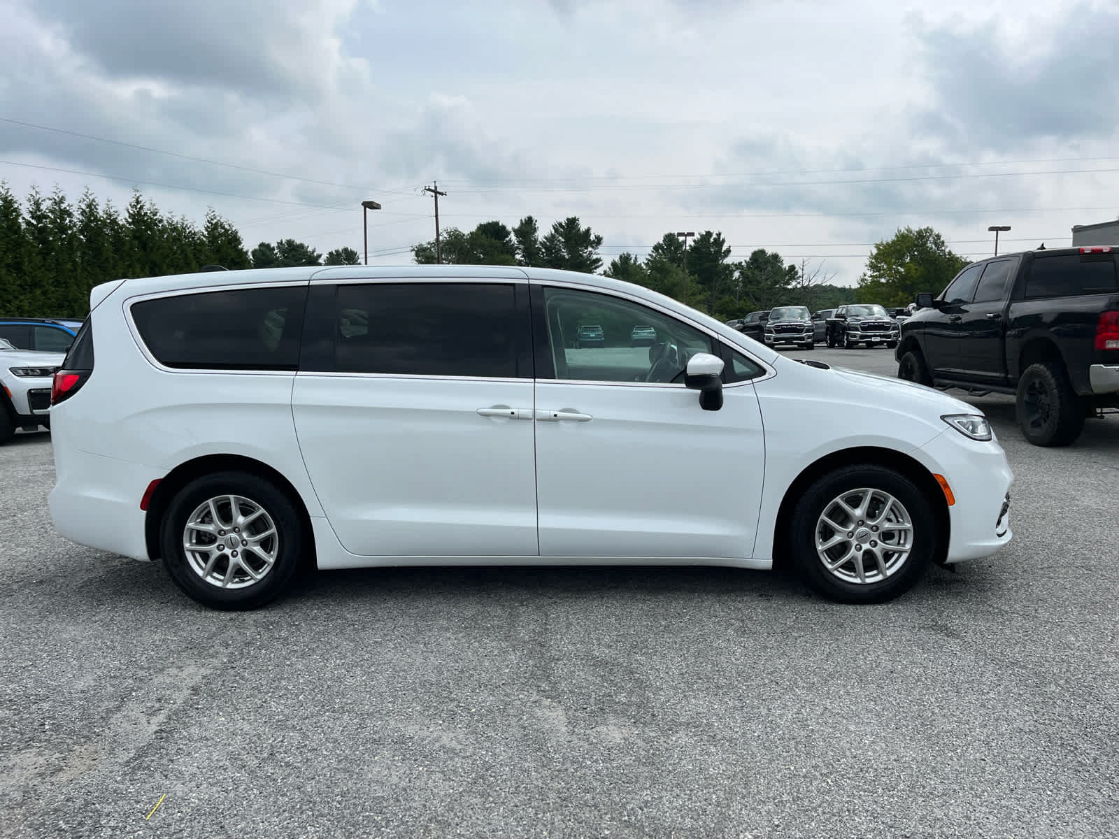 Used 2023 Chrysler Pacifica Touring-L FWD image 2