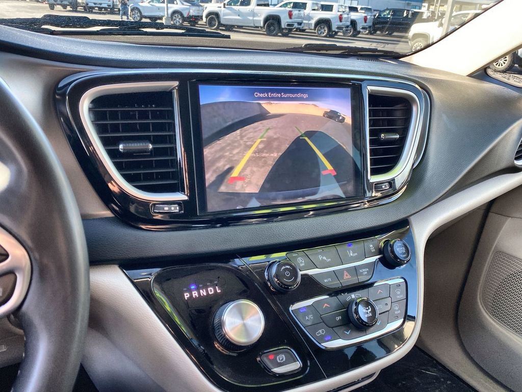 Used 2023 Chrysler Pacifica Touring-L image 14