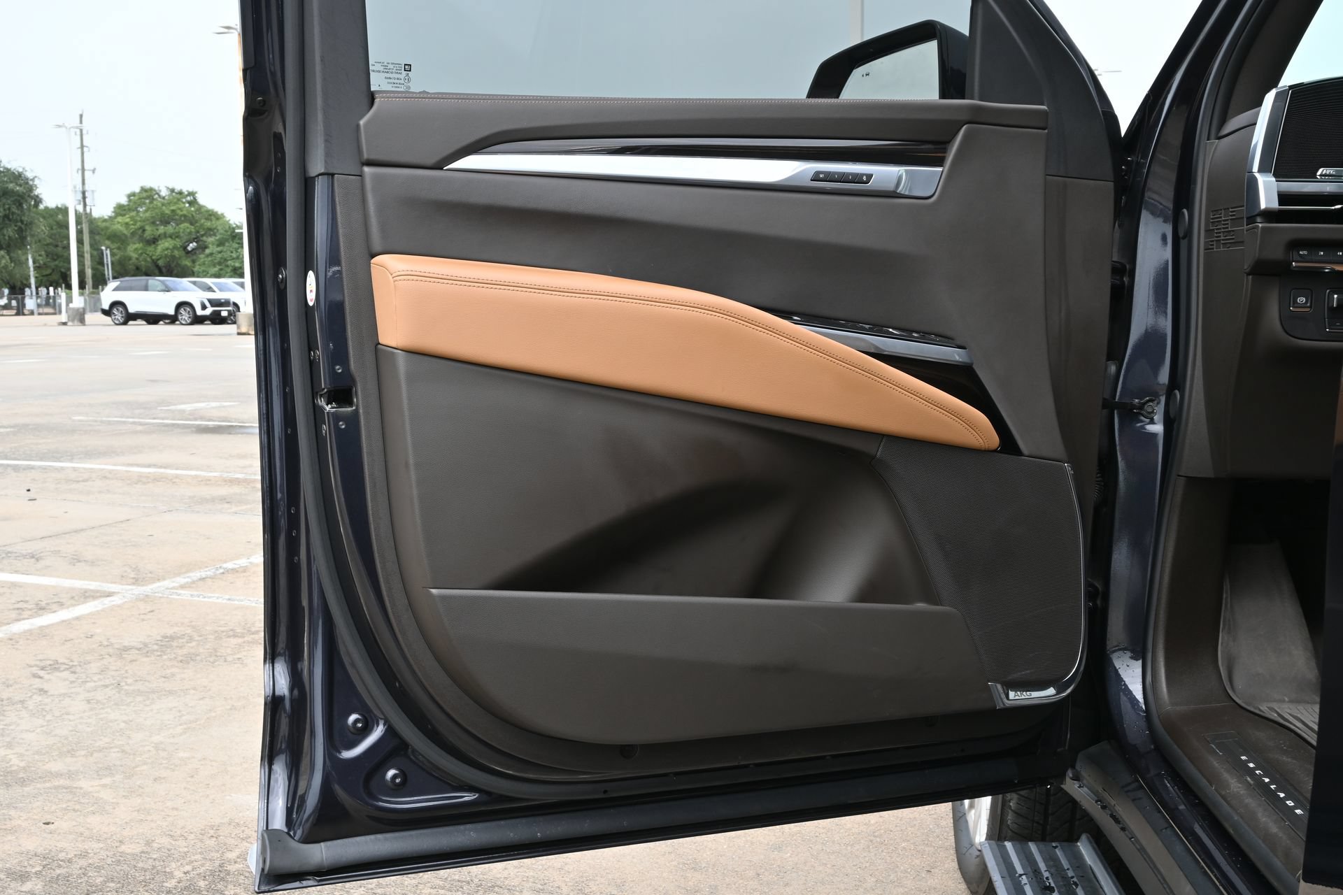 Certified 2025 Cadillac Escalade Premium Luxury AWD/4WD image 19