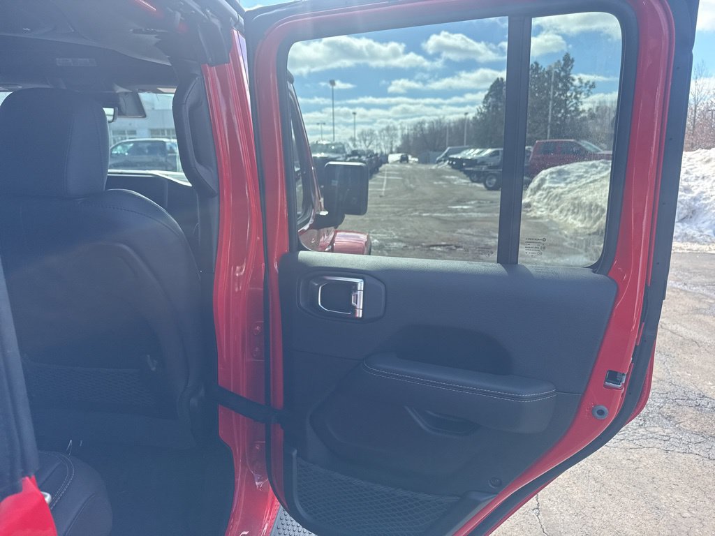 Used 2025 Jeep Wrangler Unlimited Sahara AWD/4WD image 46