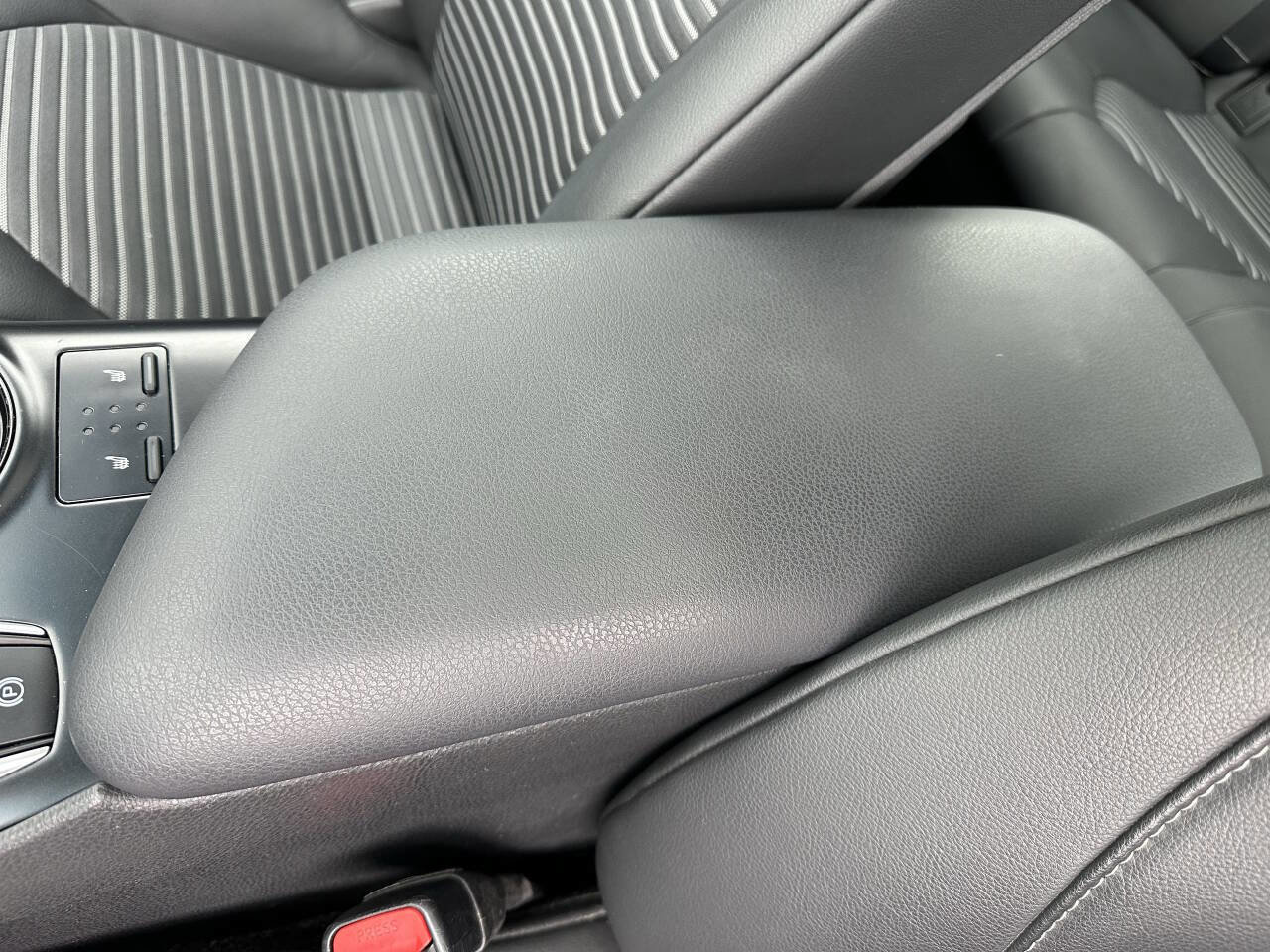 Used 2018 Toyota Camry SE image 33