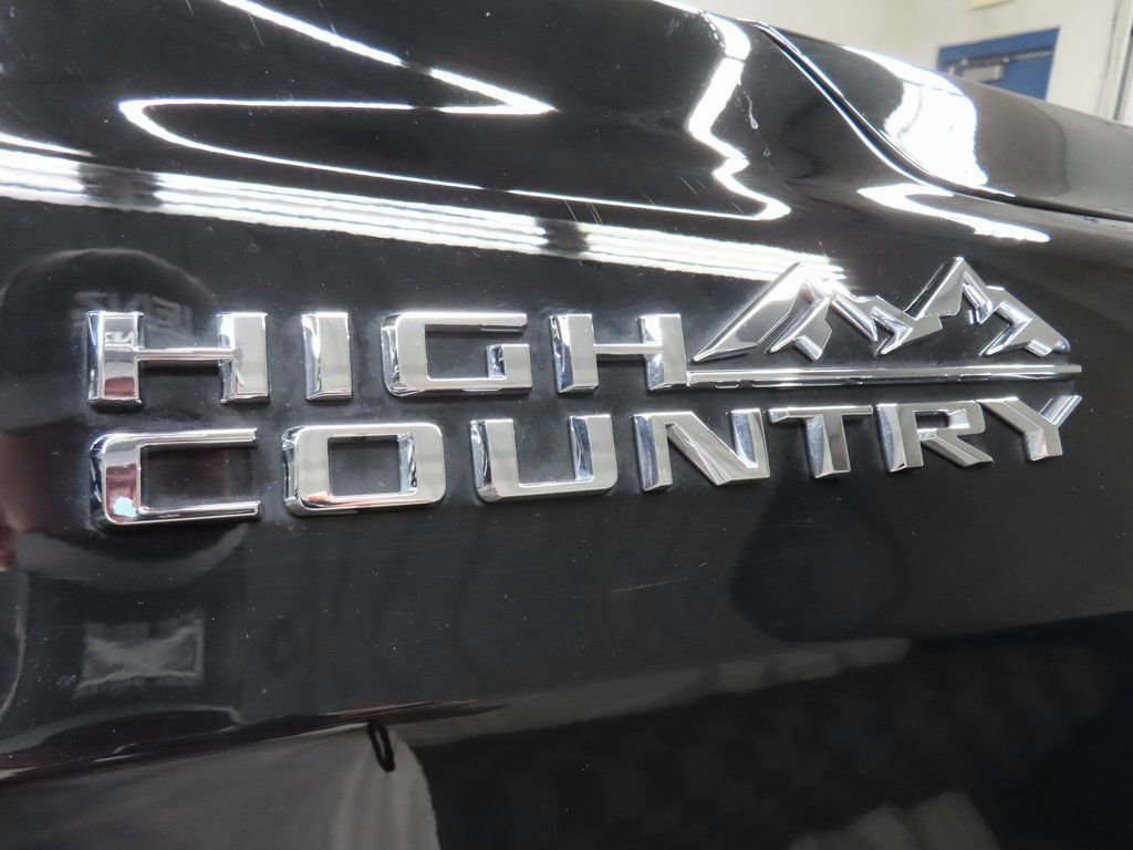Used 2025 Chevrolet Suburban High Country AWD/4WD image 57