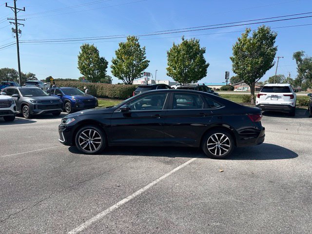 Used 2025 Volkswagen Jetta SE FWD image 4