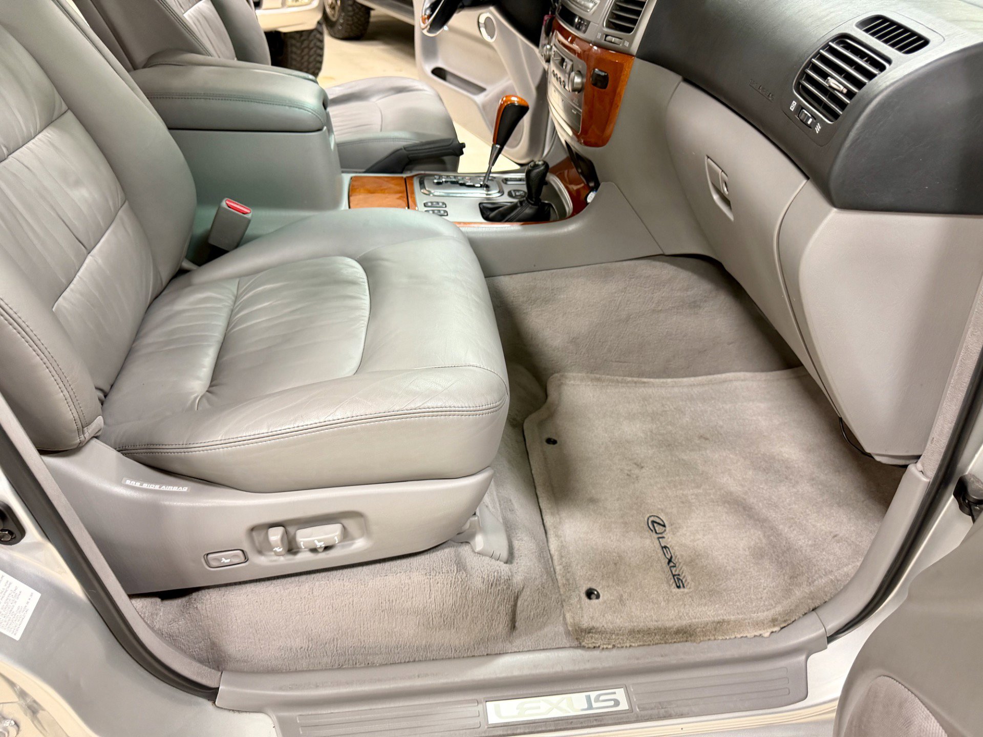 Used 2006 Lexus LX 470 image 25