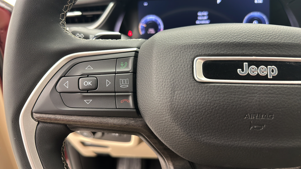 Used 2023 Jeep Grand Cherokee Limited w/ Luxury Tech Group II AWD/4WD image 18