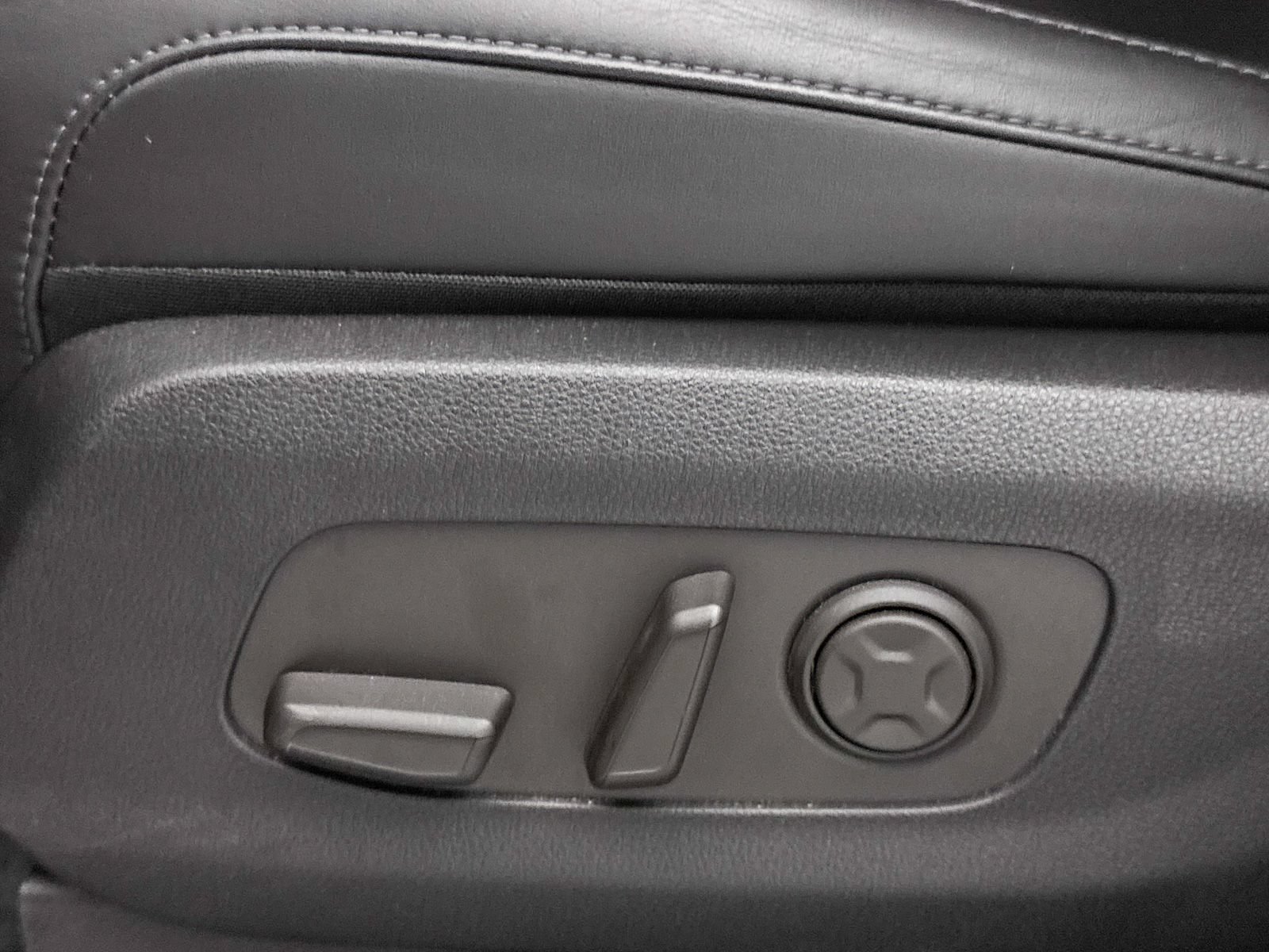 Used 2025 Kia Carnival EX FWD image 27