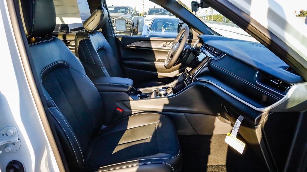 New 2025 Jeep Grand Cherokee L Altitude image 18