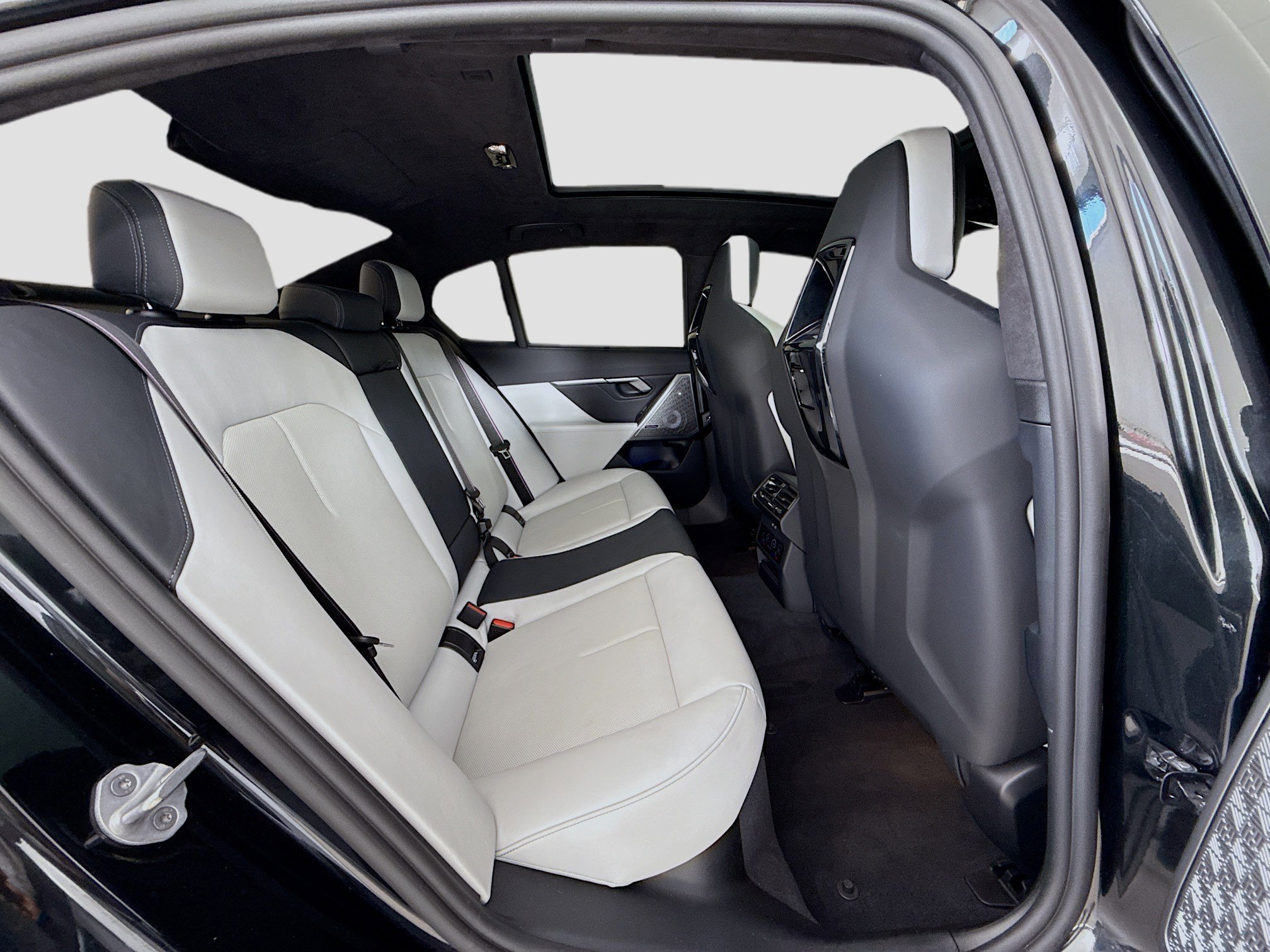 Used 2025 BMW M5 w/ Executive Package image 28