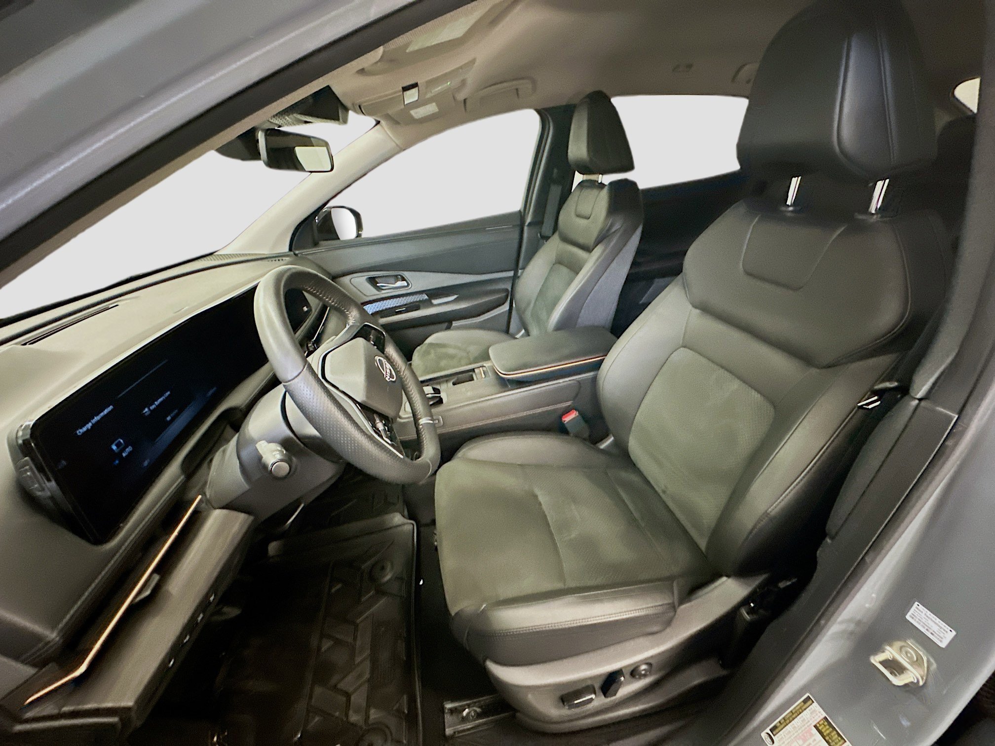 Used 2023 Nissan Ariya AWD image 13