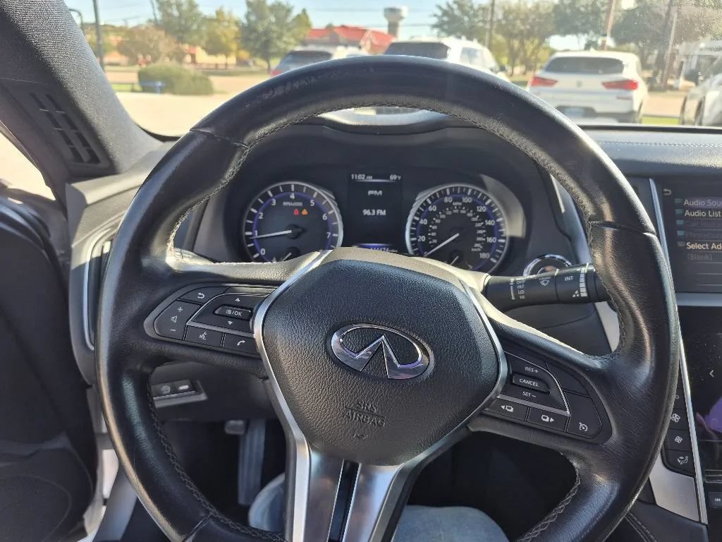 Used 2017 INFINITI Q60 2.0t w/ Moonroof Package RWD image 29