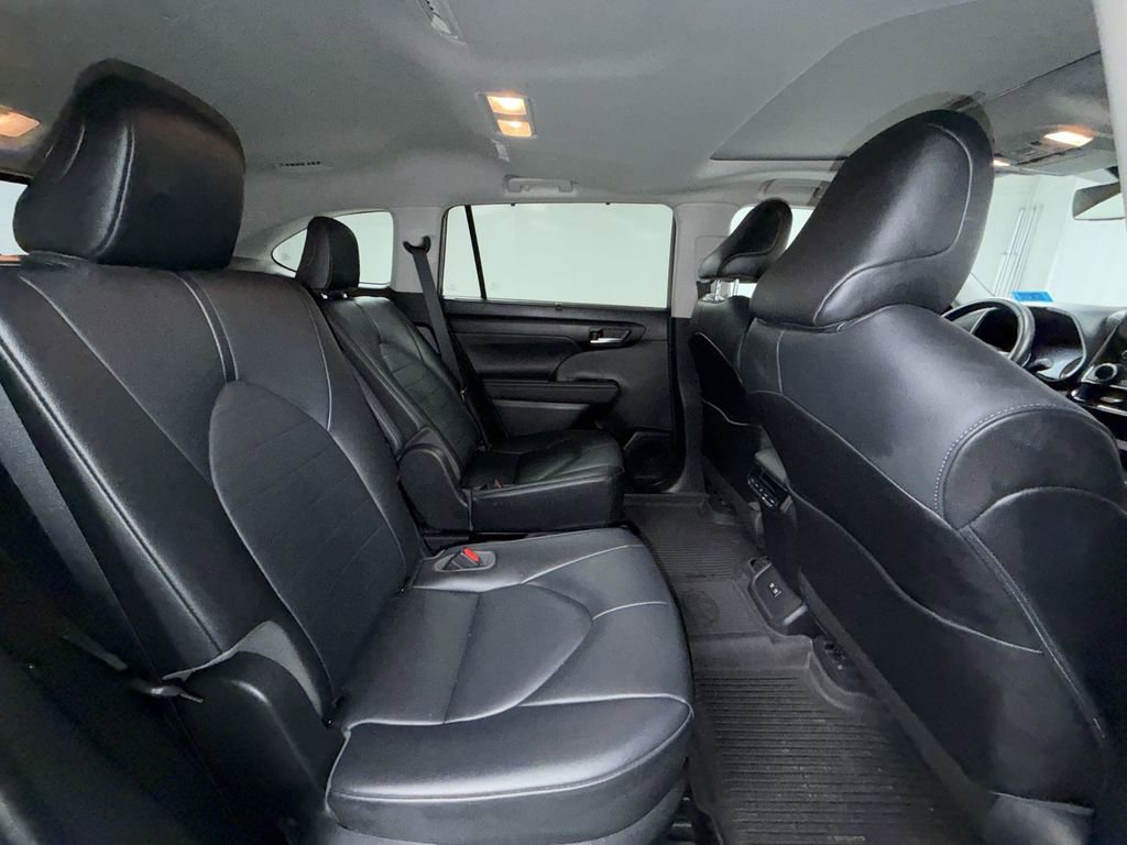 Used 2020 Toyota Highlander XLE image 7