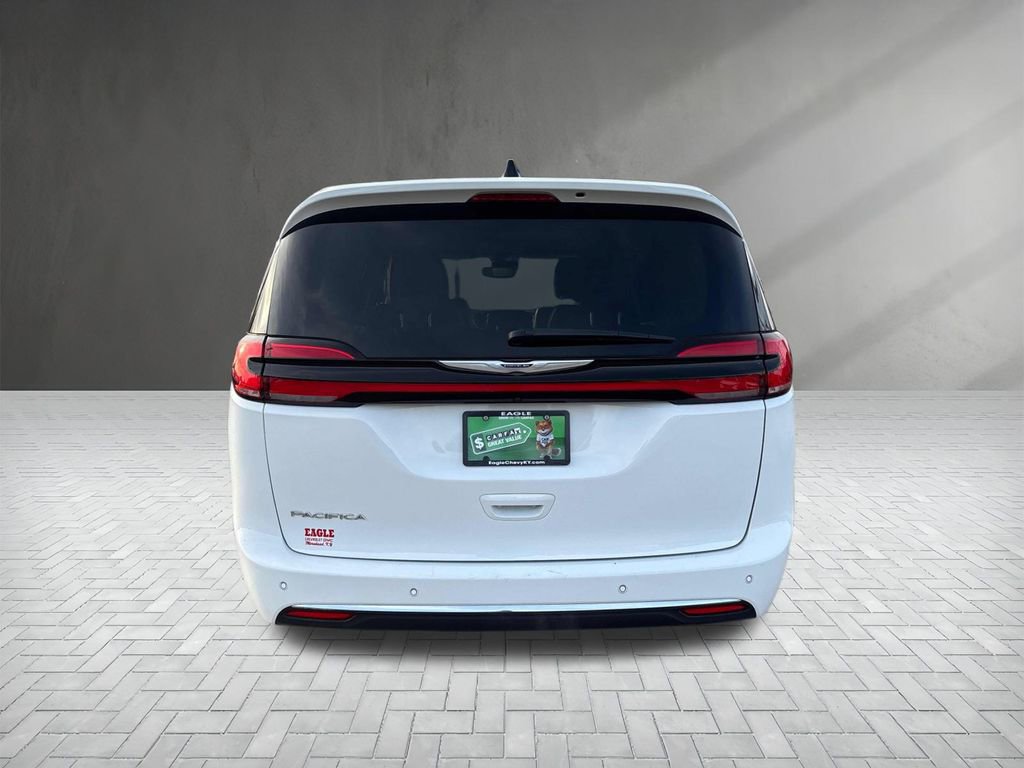 Used 2024 Chrysler Pacifica Touring-L image 4