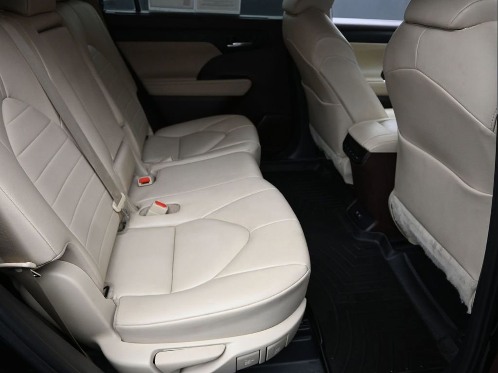 Used 2021 Toyota Highlander XLE image 9