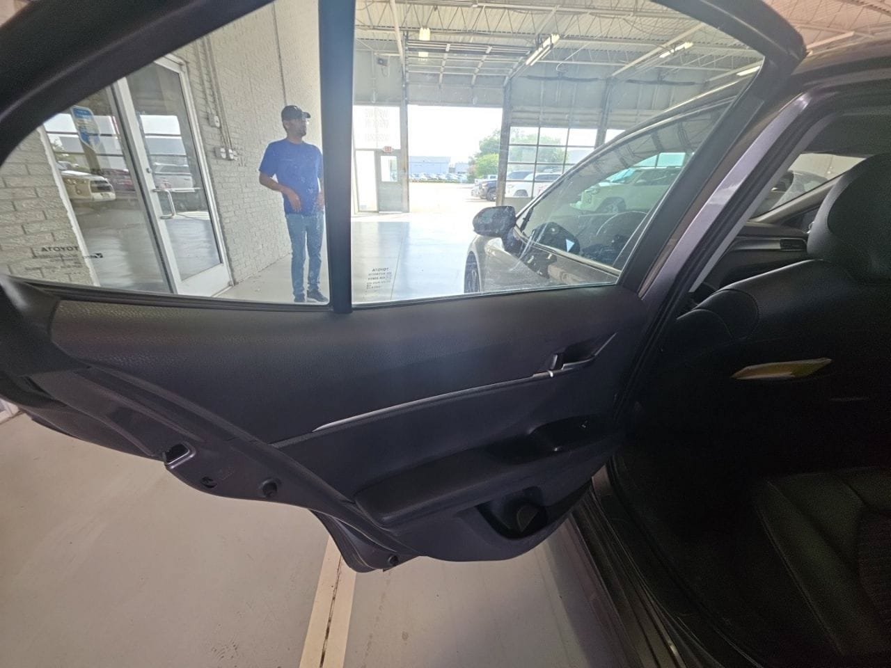 Used 2020 Toyota Camry SE FWD image 9