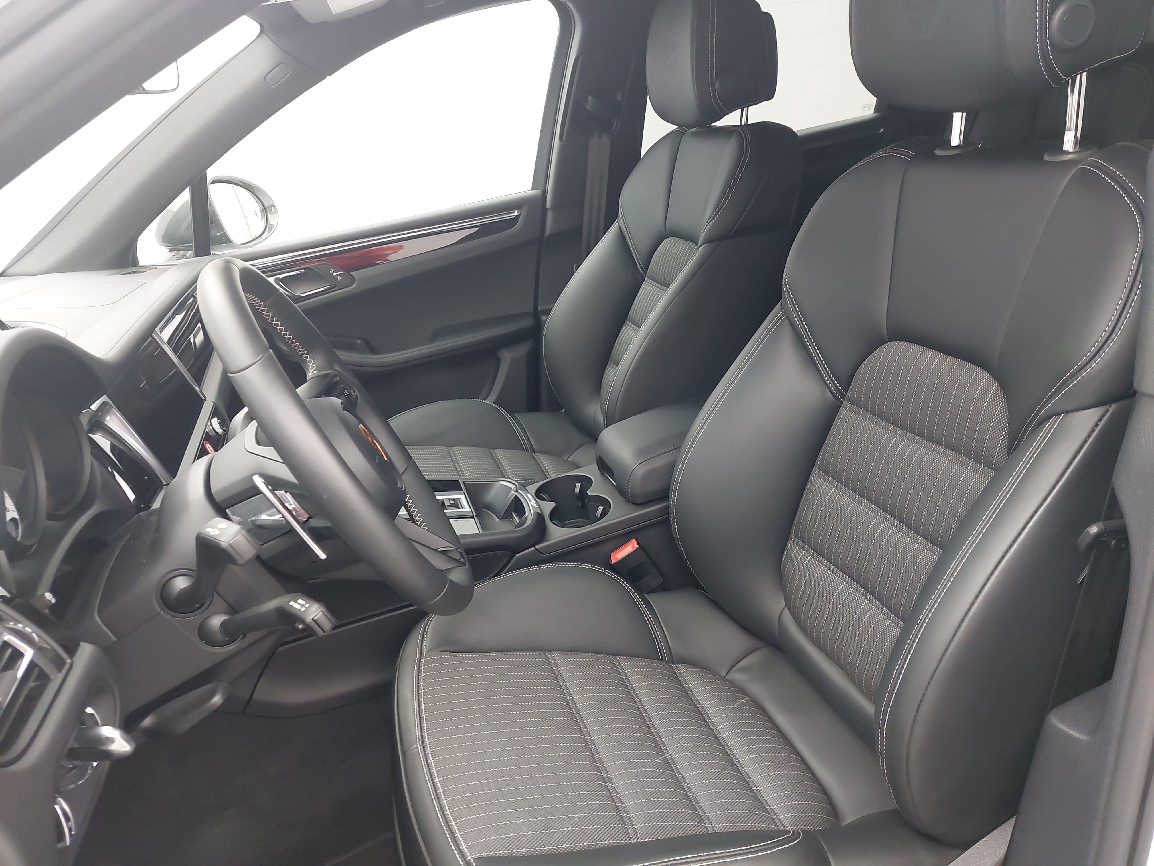 Certified 2026 Porsche Macan Turbo AWD/4WD image 5