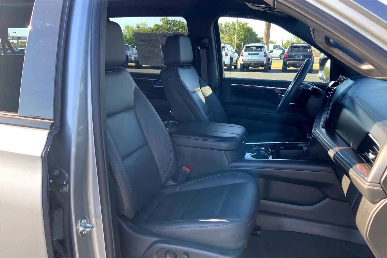 Used 2025 Chevrolet Suburban Z71 AWD/4WD image 9
