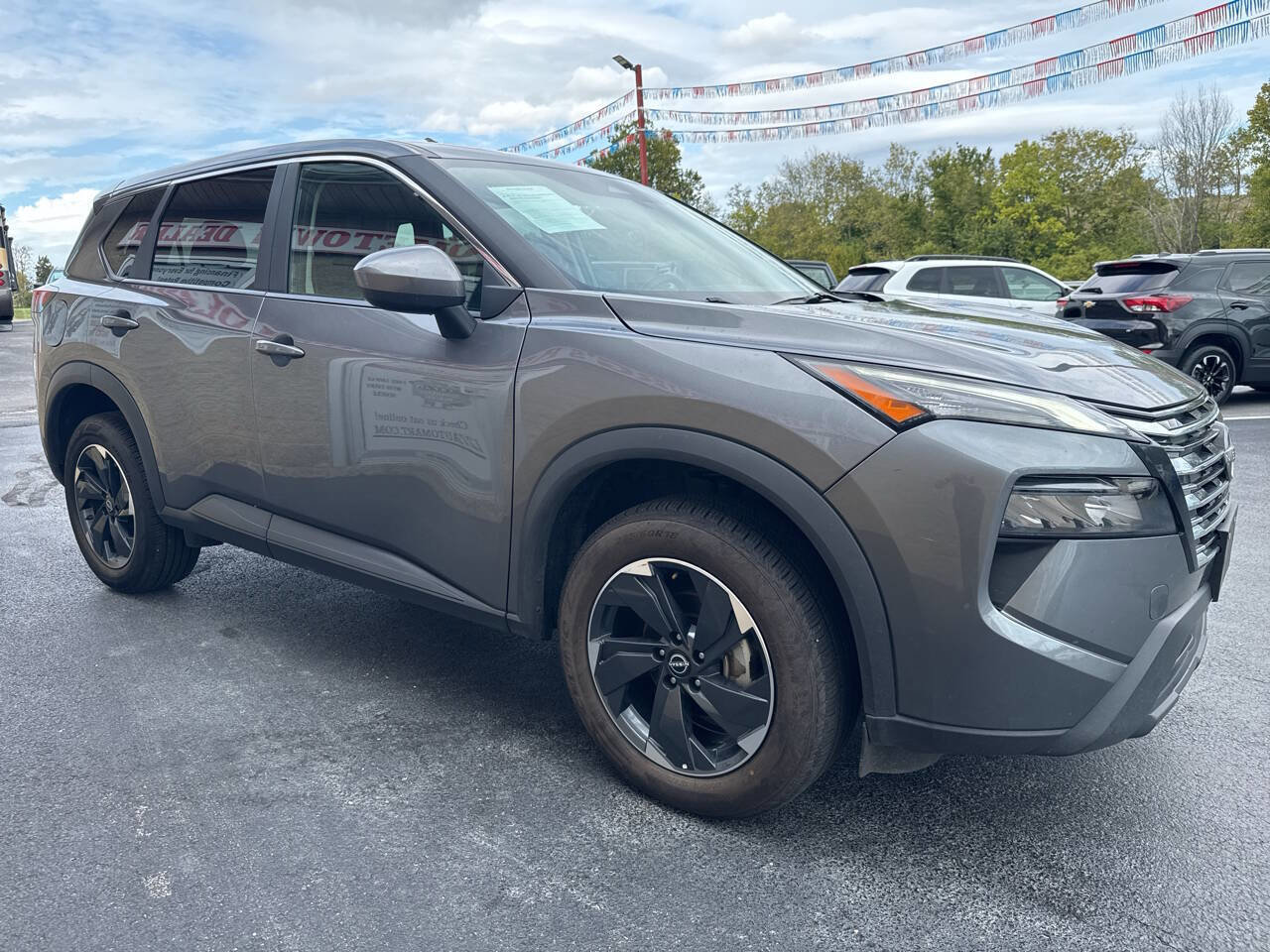 Used 2024 Nissan Rogue SV image 2