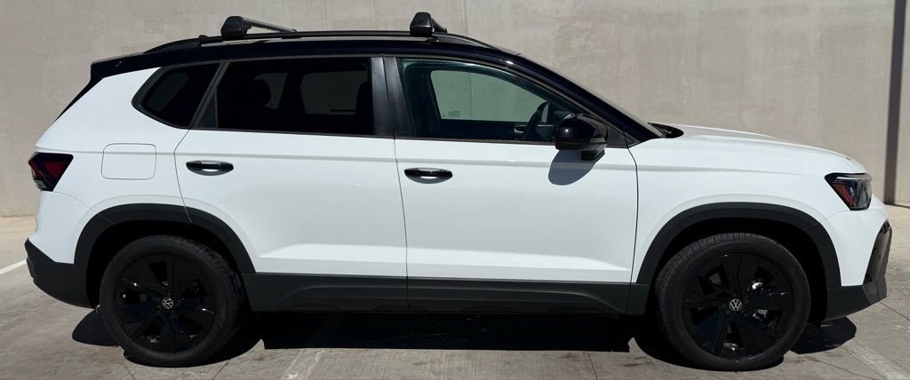 Certified 2025 Volkswagen Taos SE image 3