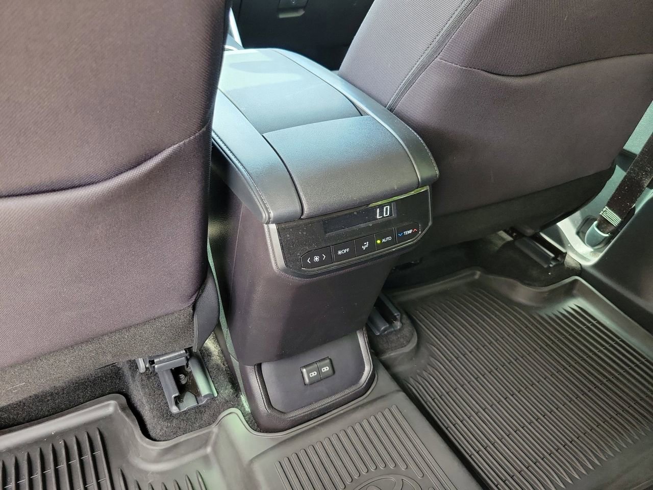 Used 2025 Toyota Highlander LE image 12