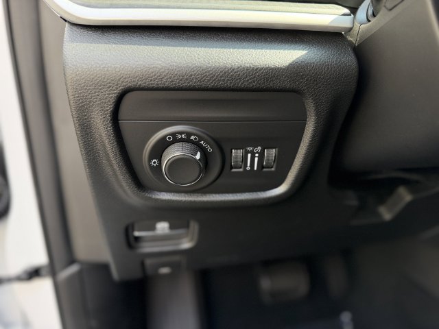 Used 2025 Jeep Grand Cherokee Laredo AWD/4WD image 16