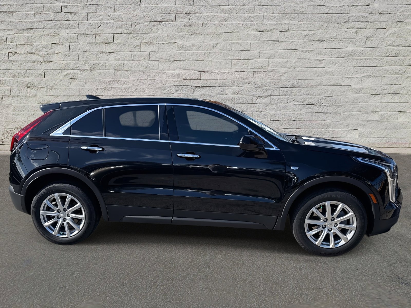 Used 2023 Cadillac XT4 Luxury w/ Cold Weather Package image 4