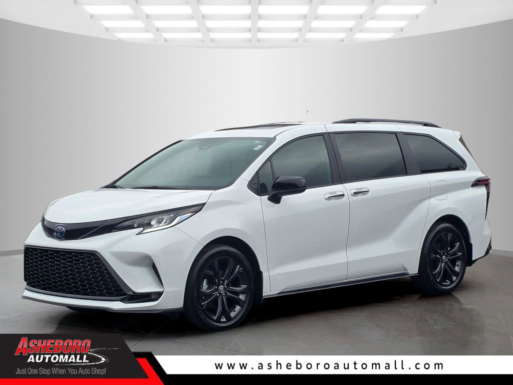 Used 2025 Toyota Sienna XSE w/ XSE Plus Package image 1