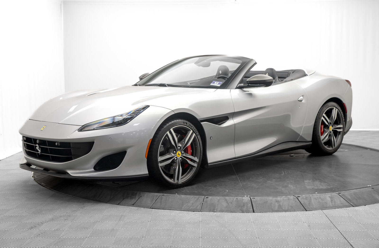 Used 2019 Ferrari Portofino RWD image 3
