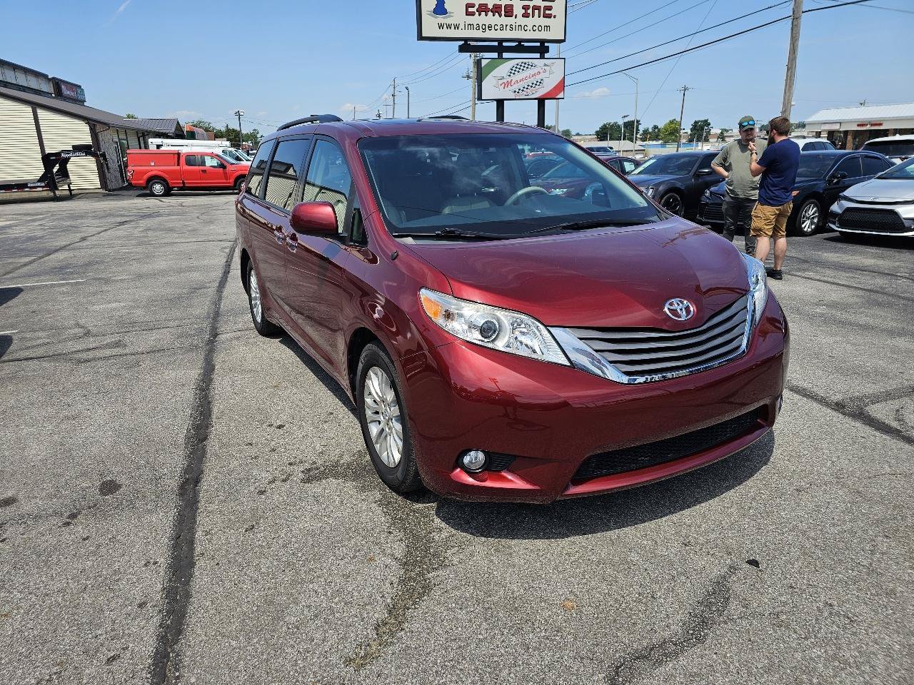 Used 2014 Toyota Sienna XLE w/ Entertainment Package FWD image 4
