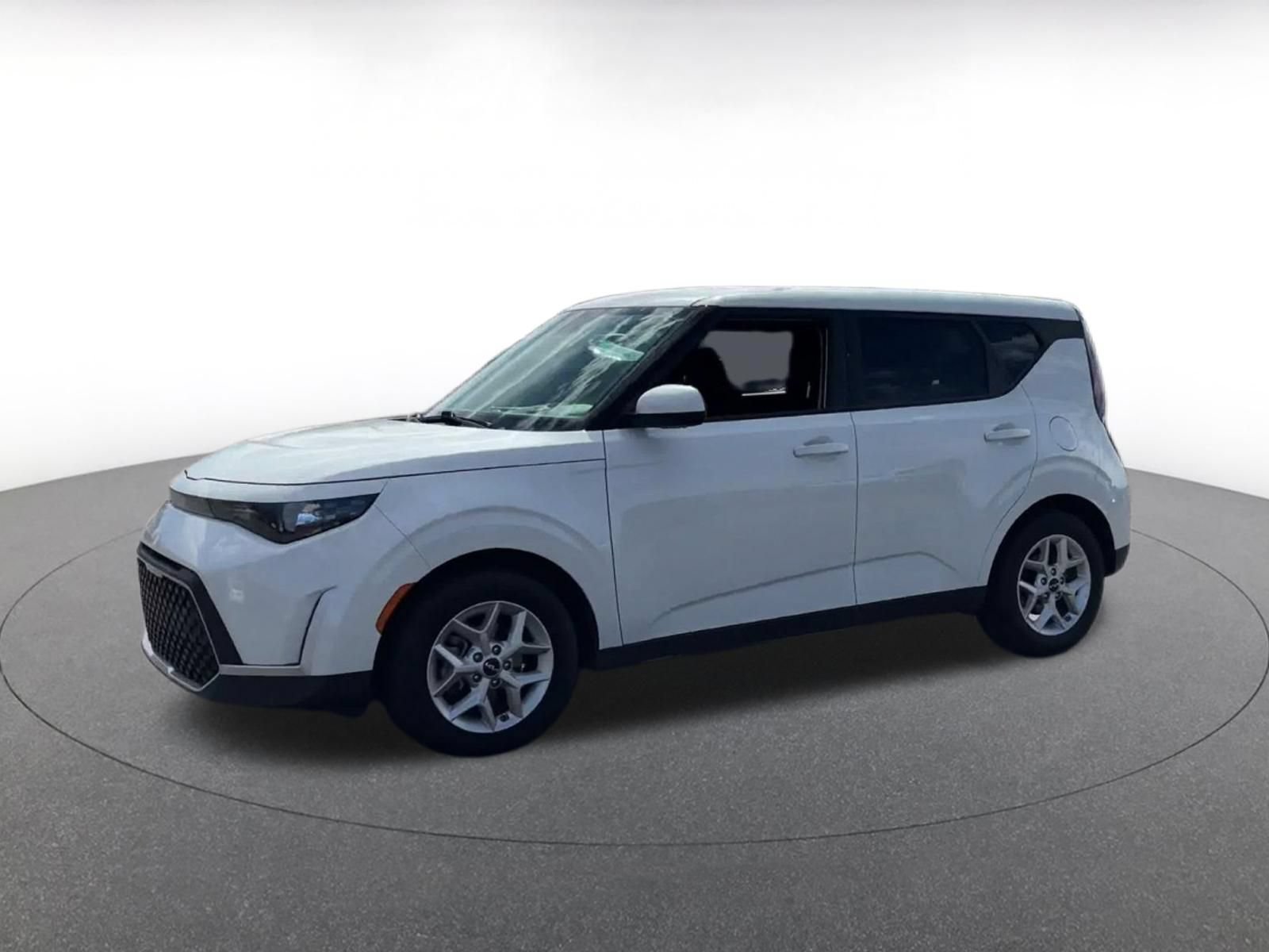 Used 2025 Kia Soul LX w/ LX Technology Package FWD image 7