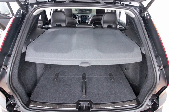 Certified 2025 Volvo XC40 B5 Plus image 28