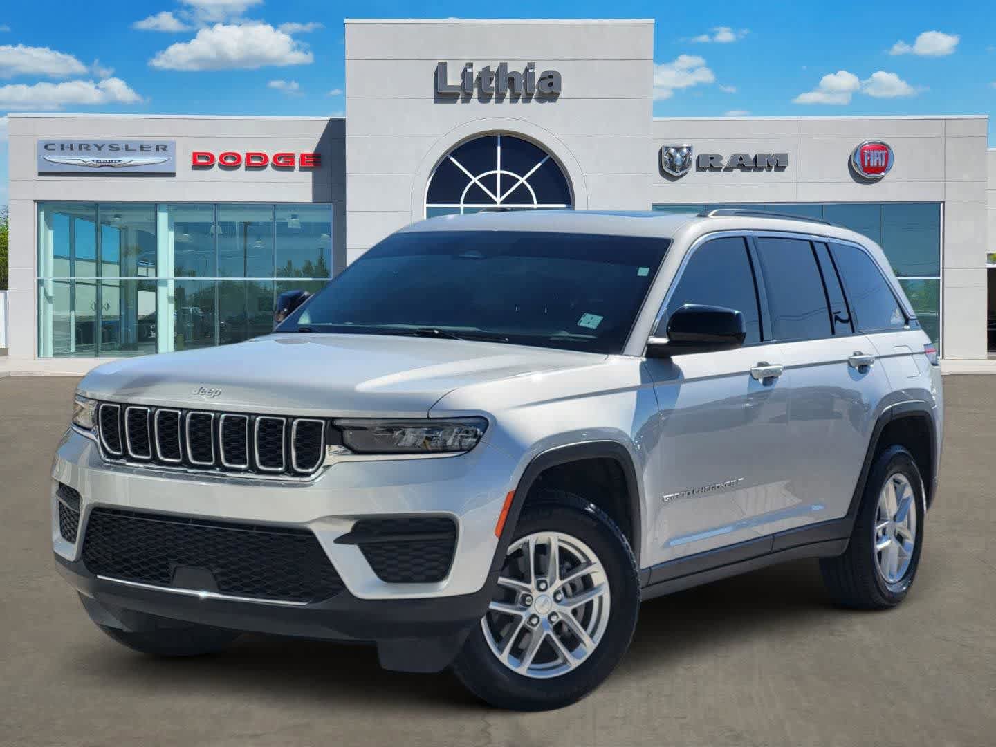 Used 2024 Jeep Grand Cherokee Laredo X AWD/4WD image 1