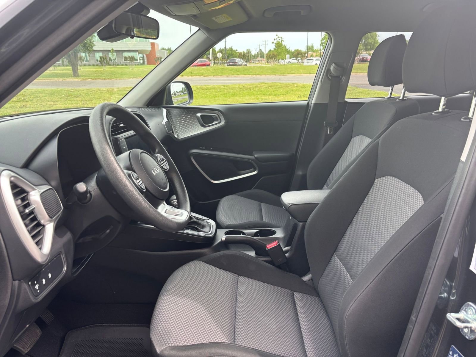 Used 2025 Kia Soul LX w/ LX Technology Package FWD image 24