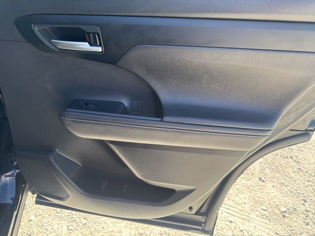 Used 2024 Toyota Highlander XLE FWD image 23