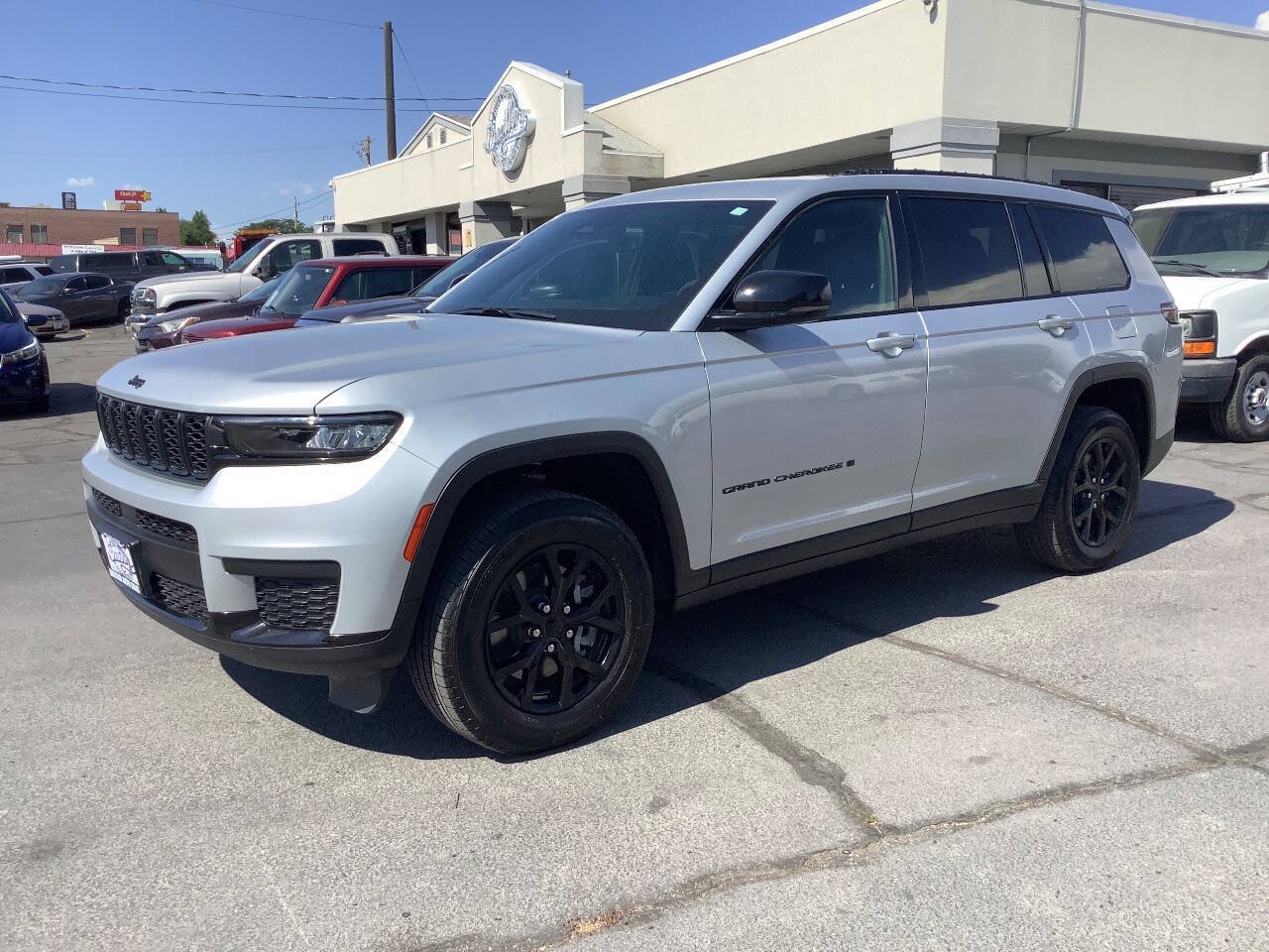 Used 2025 Jeep Grand Cherokee L Laredo AWD/4WD image 1
