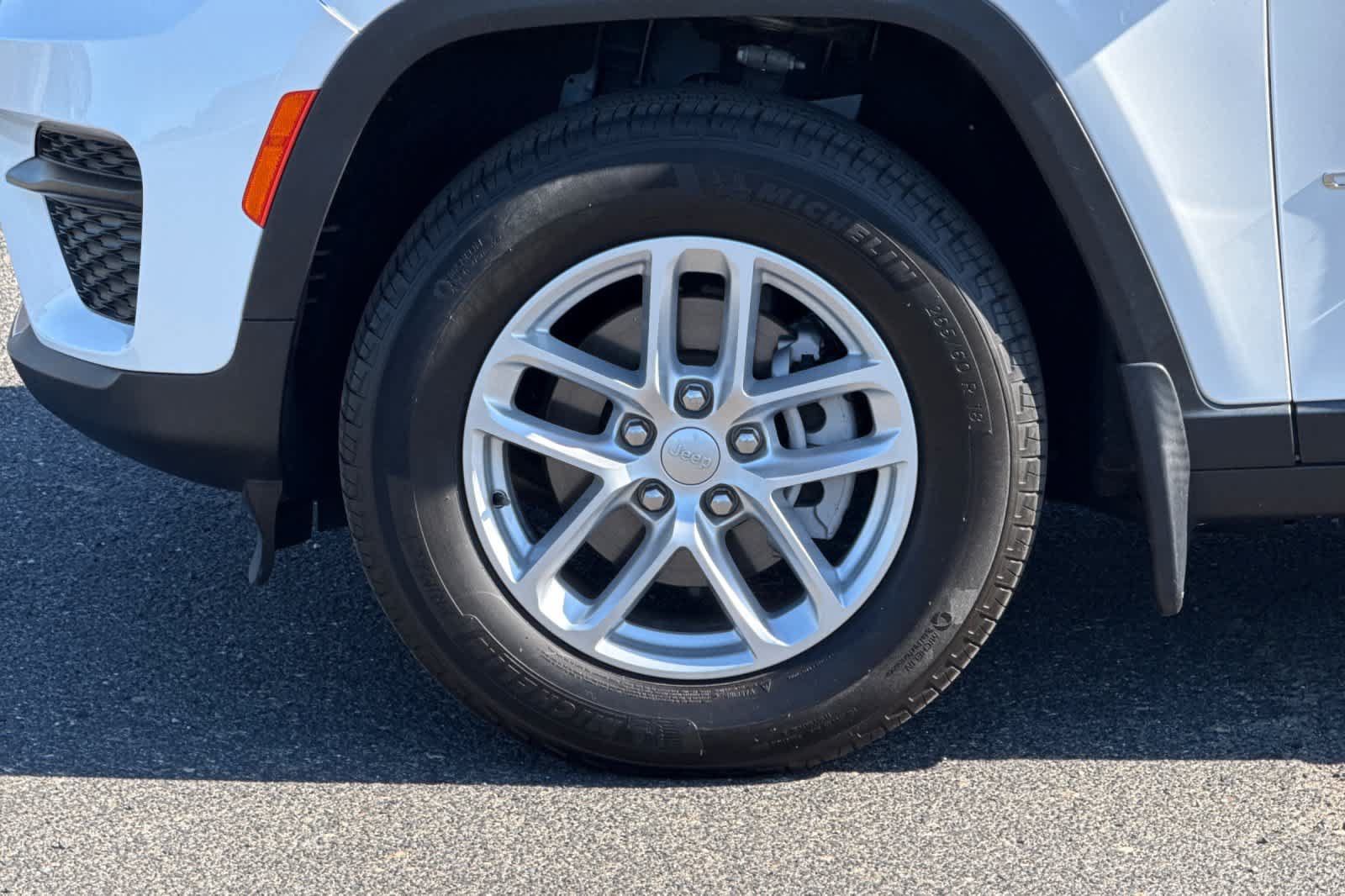 Used 2024 Jeep Grand Cherokee Laredo X AWD/4WD image 32