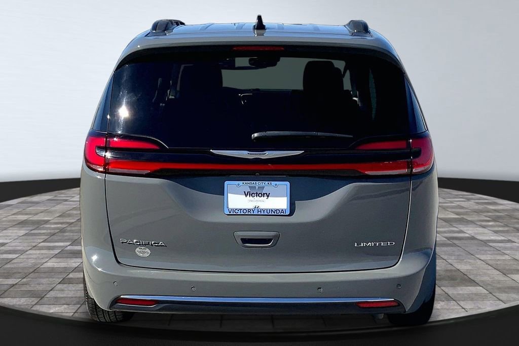 Used 2023 Chrysler Pacifica Limited image 6