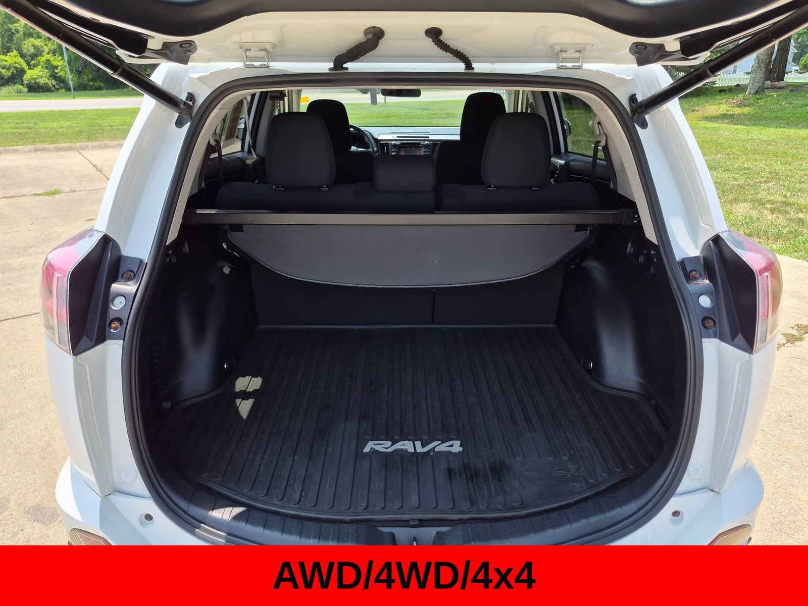 Used 2017 Toyota RAV4 XLE AWD/4WD image 8
