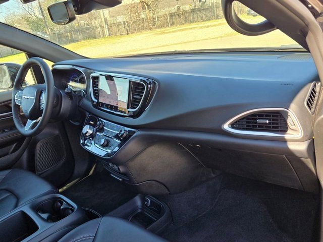 Used 2025 Chrysler Pacifica Select image 30