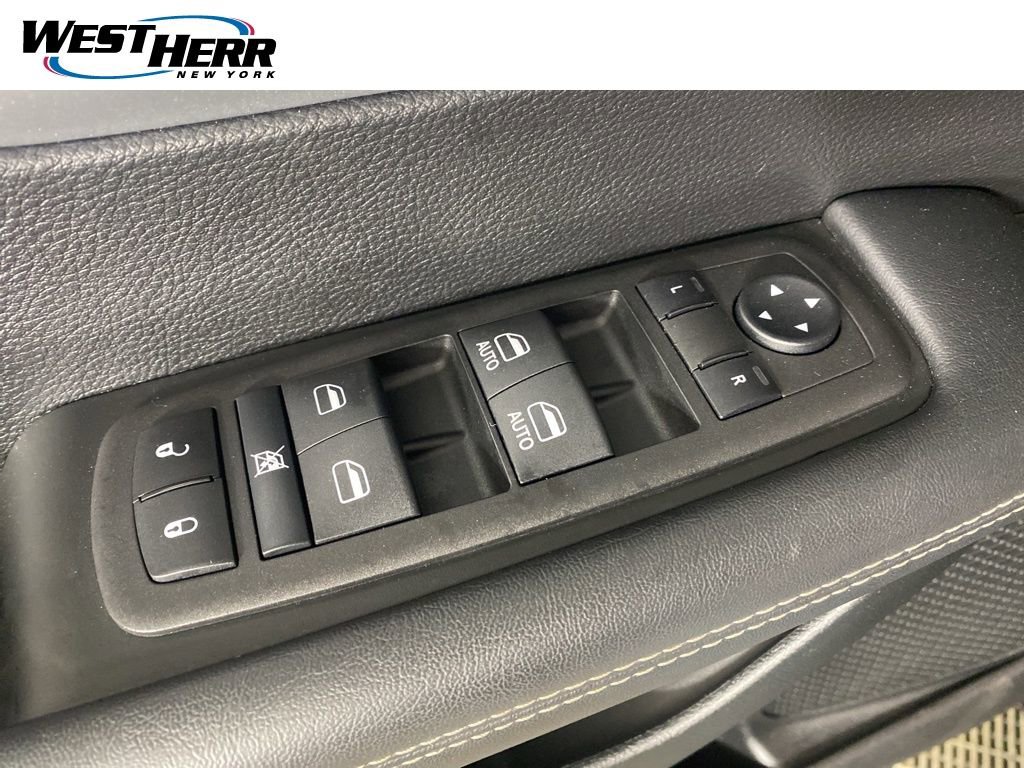 Used 2023 Chrysler Pacifica Touring-L w/ S Appearance Package FWD image 10