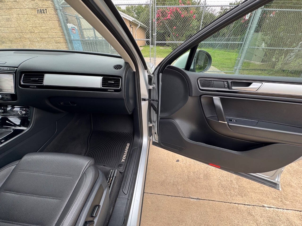 Used 2016 Volkswagen Touareg Sport AWD/4WD image 27