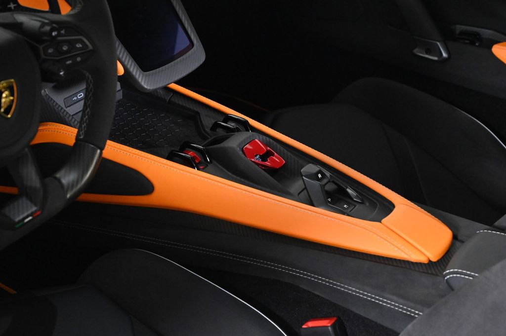 Used 2025 Lamborghini Revuelto image 14