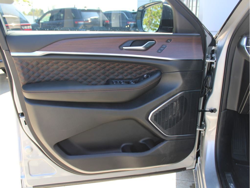 New 2025 Jeep Grand Cherokee Summit image 9