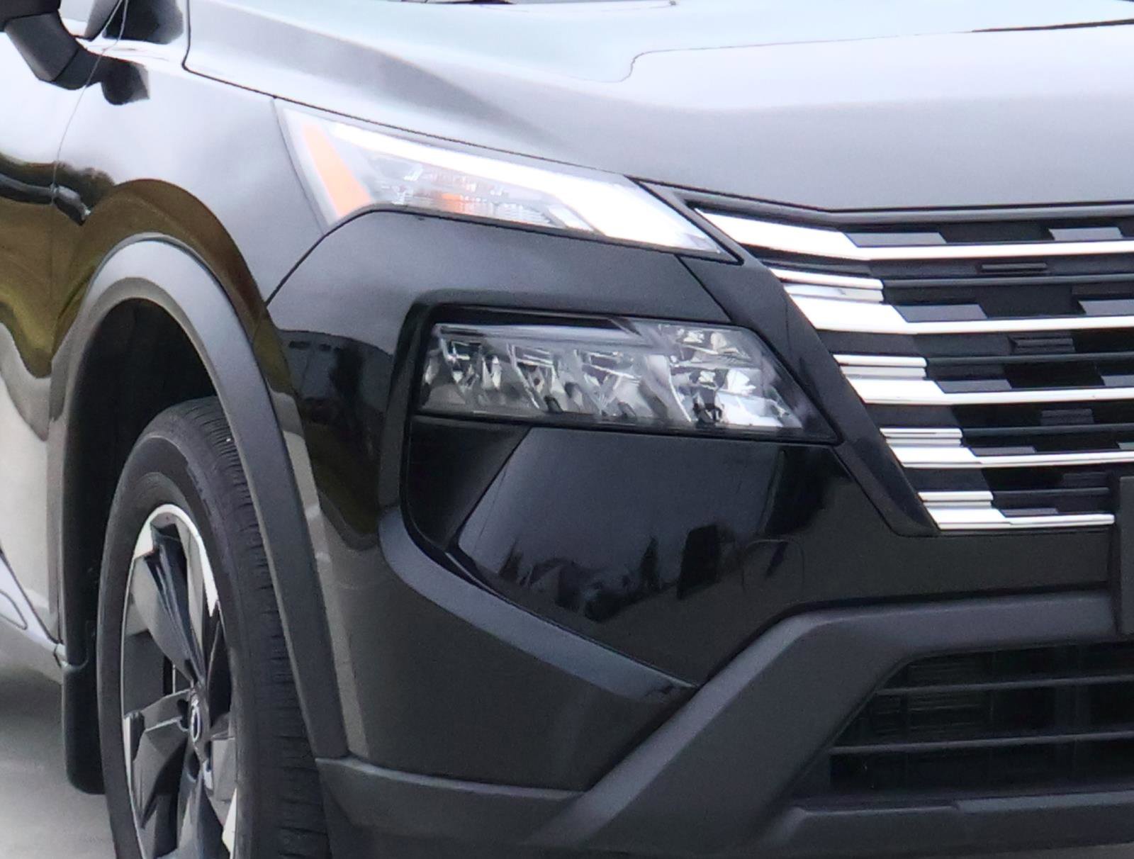 Used 2025 Nissan Rogue SV w/ SV Premium Package image 7