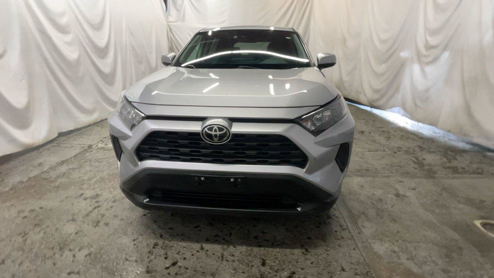 Used 2022 Toyota RAV4 LE AWD/4WD image 16