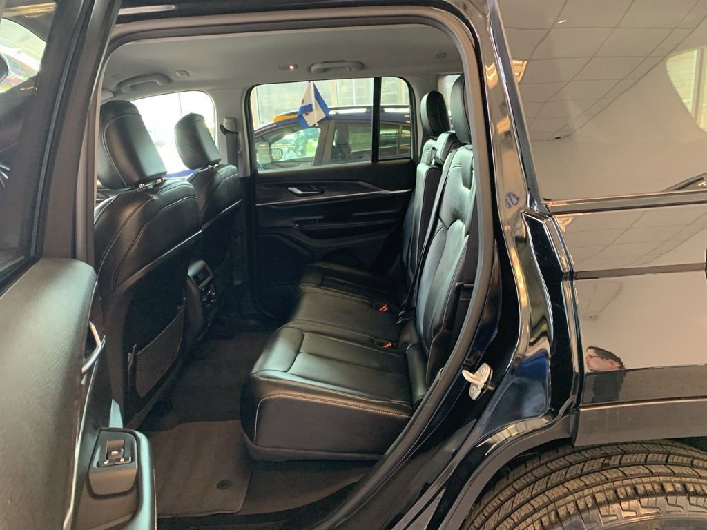 Used 2023 Jeep Grand Cherokee Limited image 11
