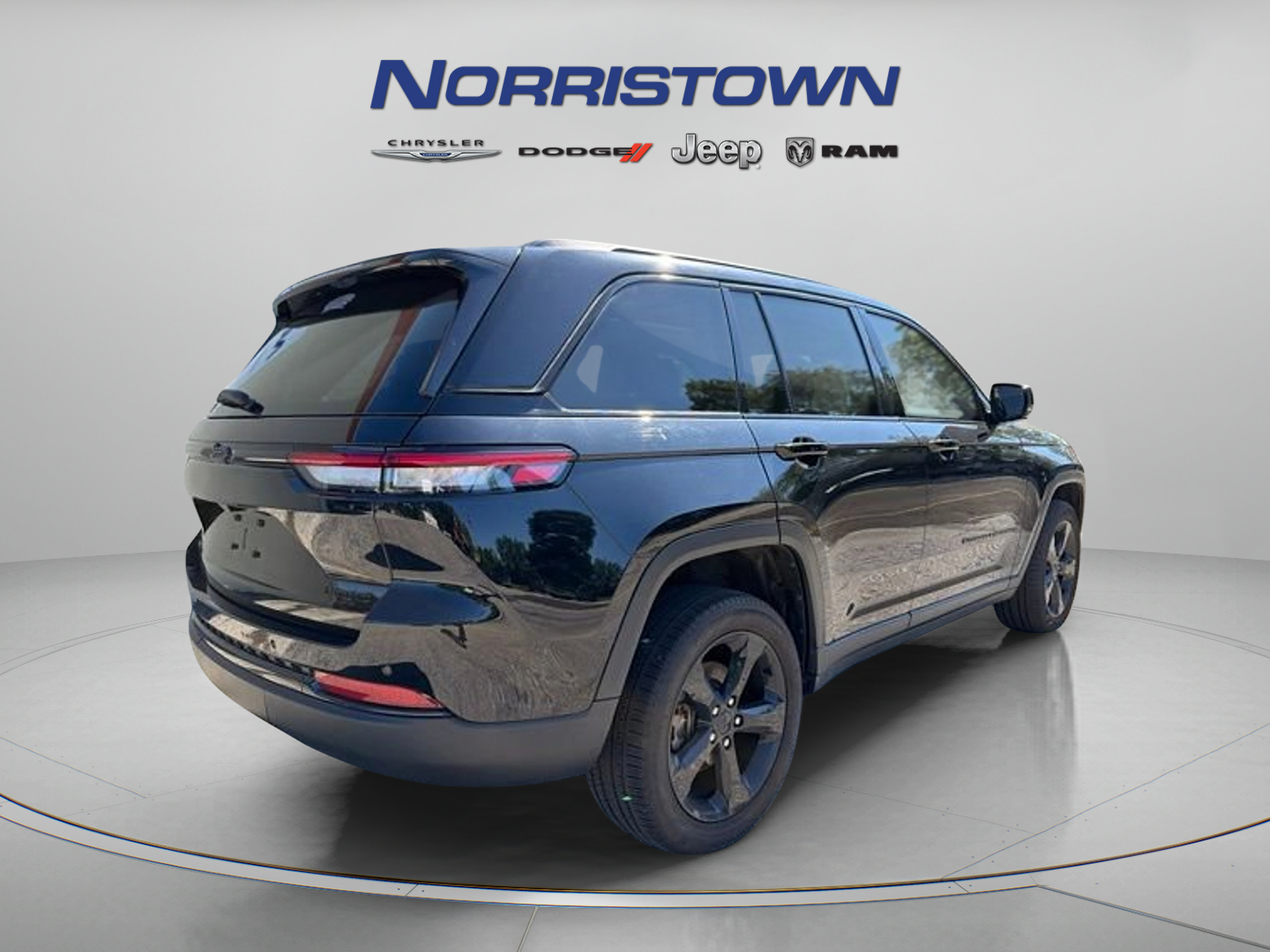 Certified 2023 Jeep Grand Cherokee Limited w/ Black Appearance Package AWD/4WD image 6